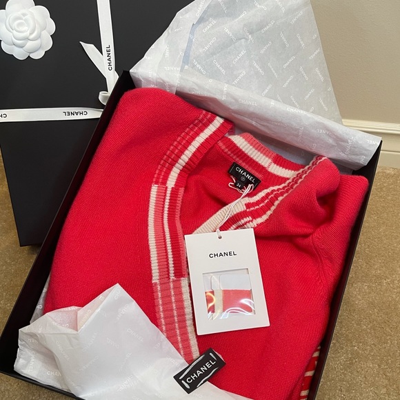 ❗️SOLD❗️Chanel wrap cashmere sweater BNWT - Picture 6 of 9